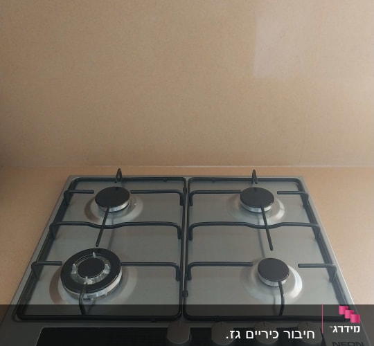כיריים גז עם ארבעה מבערים וכפתורי שליטה